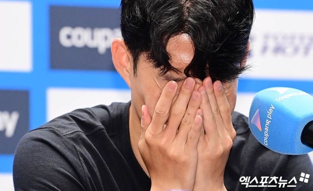 잉글리시 프리미어리그 토트넘 홋스퍼에서 10년 활약하며 한국을 넘어 아시아 축구의 자존심을 지켰던 손흥민이 축구종가를 떠난다. 손흥민은 2일 서울 영등포구에서 열린 뉴캐슬 유나이티드와의 친선 경기 기자회견에서 질의응답을 받기 전 '토트넘을 떠난다'고 공식 발표했다. 여의도, 박지영 기자