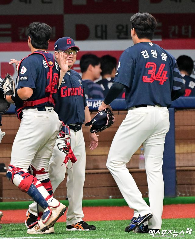 김태형 감독이 이끄는 롯데 자이언츠가 2일 서울 고척스카이돔에서 열린 2025 신한 SOL Bank KBO리그 키움 히어로즈와의 팀 간 14차전에서 3-2 역전승을 거뒀다. 사진 김한준 기자