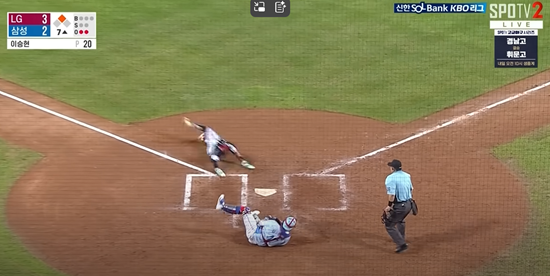 지난 1일 대구 삼성라이온즈파크에서 열린 LG 트윈스와 삼성 라이온즈 간의 맞대결, 7회초 신민재의 좌전안타에 2루 주자였던 박해민이 홈을 파고들고 있다. SPOTV2 중계화면 캡처