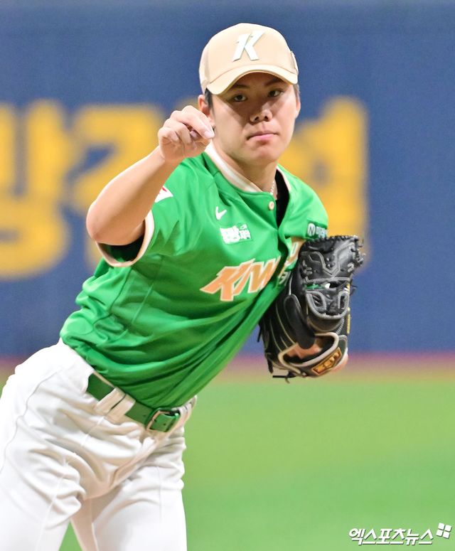 키움 히어로즈 우완 김윤하가 2일 서울 고척스카이돔에서 열린 2025 신한 SOL Bank KBO리그 롯데 자이언츠와의 팀 간 14차전에 선발등판, 5이닝 1실점으로 호투했다. 사진 김한준 기자