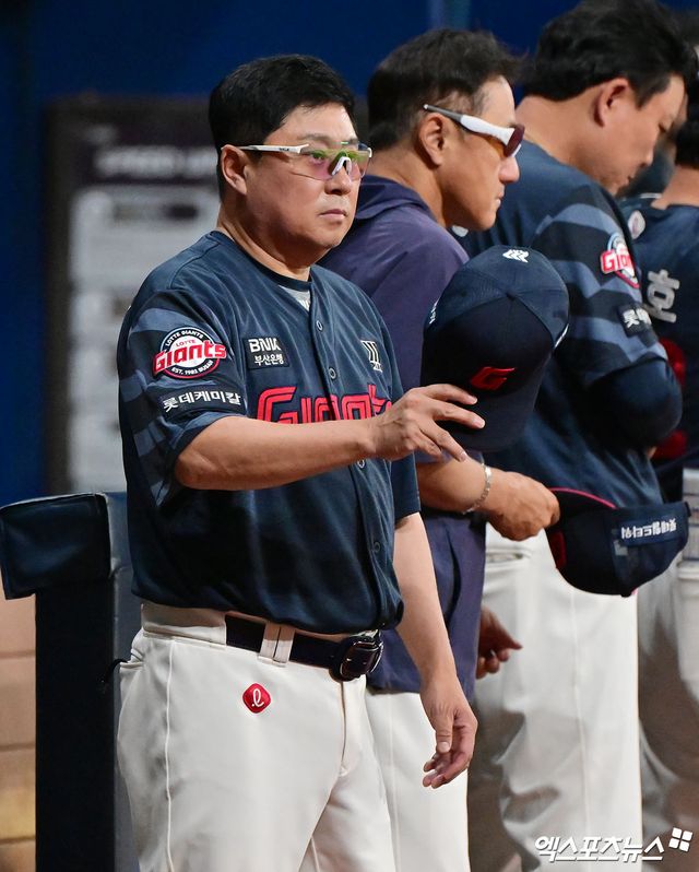 김태형 감독이 이끄는 롯데 자이언츠가 2일 서울 고척스카이돔에서 열린 2025 신한 SOL Bank KBO리그 키움 히어로즈와의 팀 간 14차전에서 3-2 역전승을 거뒀다. 사진 김한준 기자