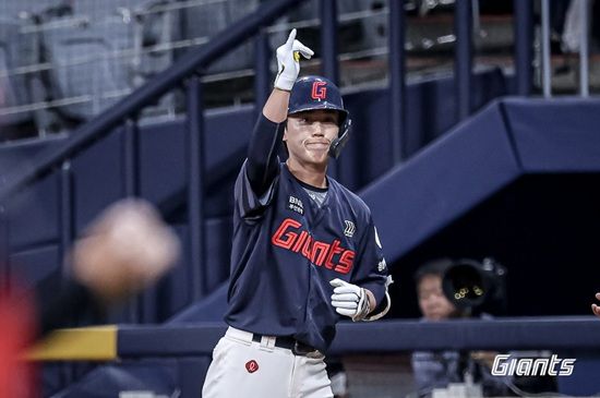 롯데 자이언츠 내야수 전민재가 2일 KT 위즈 2군과의 퓨처스리그 경기에서 4타수 2안타 1타점으로 활약했다. 사진 롯데 자이언츠