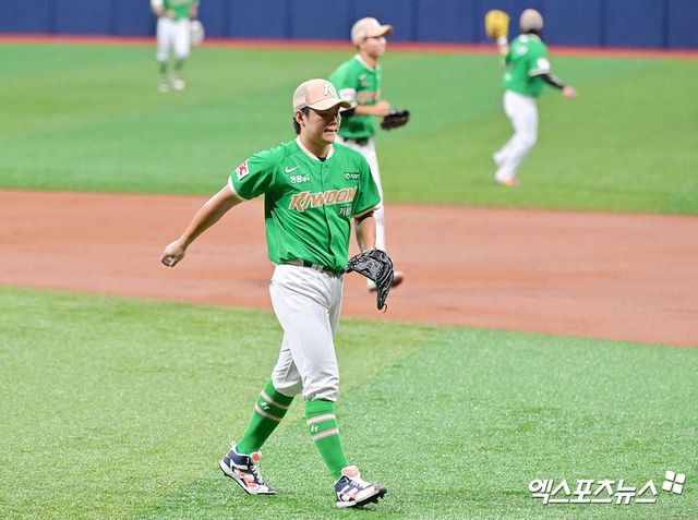 키움 히어로즈 우완 김윤하가 2일 서울 고척스카이돔에서 열린 2025 신한 SOL Bank KBO리그 롯데 자이언츠와의 팀 간 14차전에 선발등판, 5이닝 1실점으로 호투했다. 사진 김한준 기자