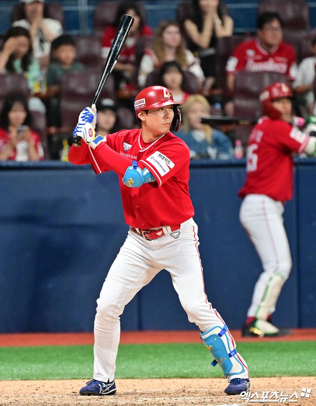 19일 오후 서울 구로구 고척스카이돔에서 열린 '2025 신한 SOL Bank KBO리그' SSG 랜더스와 키움 히어로즈의 경기, 10회초 1사 SSG 김성욱이 타격에 임하고 있다. 엑스포츠뉴스 DB