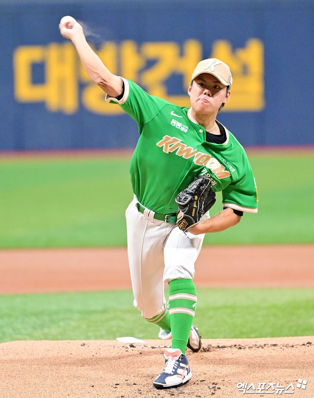 키움 히어로즈 우완 김윤하가 2일 서울 고척스카이돔에서 열린 2025 신한 SOL Bank KBO리그 롯데 자이언츠와의 팀 간 14차전에 선발등판, 5이닝 1실점으로 호투했다. 사진 김한준 기자