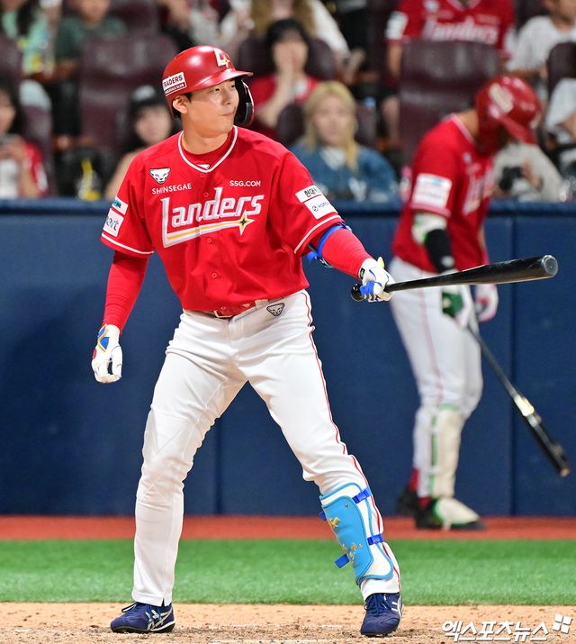 19일 오후 서울 구로구 고척스카이돔에서 열린 '2025 신한 SOL Bank KBO리그' SSG 랜더스와 키움 히어로즈의 경기, 10회초 1사 SSG 김성욱이 타격에 임하고 있다. 엑스포츠뉴스 DB