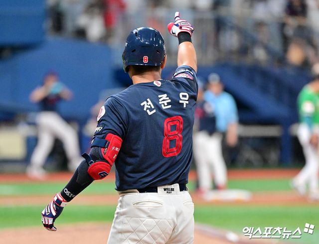 롯데 자이언츠 캡틴 전준우가 2일 서울 고척스카이돔에서 열린 2025 신한 SOL Bank KBO리그 키움 히어로즈와의 팀 간 14차전에 9회초 대타로 출전, 동점 1타점 적시타를 기록했다. 사진 김한준 기자