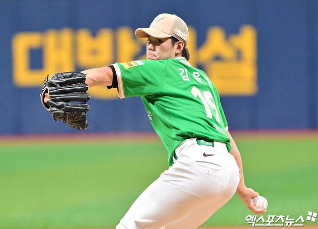 키움 히어로즈 우완 영건 김윤하가 2일 서울 고척스카이돔에서 열린 2025 신한 SOL Bank KBO리그 롯데 자이언츠와의 팀 간 14차전에 선발등판, 5이닝 2피안타 4탈삼진 1실점 호투에도 승리투수가 되지 못했다. 사진 김한준 기자
