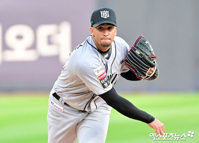 KT 위즈 선발투수 윌리엄 쿠에바스가 올해 정규시즌 경기에 등판해 투구하고 있다. 엑스포츠뉴스 DB