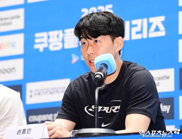 잉글리시 프리미어리그 토트넘 홋스퍼에서 10년 활약하며 한국을 넘어 아시아 축구의 자존심을 지켰던 손흥민이 축구종가를 떠난다. 손흥민은 2일 서울 영등포구에서 열린 뉴캐슬 유나이티드와의 친선 경기 기자회견에서 질의응답을 받기 전 '토트넘을 떠난다'고 공식 발표했다. 여의도, 박지영 기자