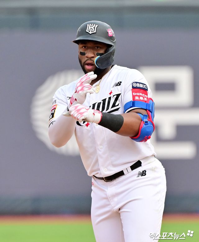 KT 위즈 멜 로하스 주니어가 세리머니하고 있다. KT는 2일 로하스의 방출을 공식화하고 새 외인 타자 앤드류 스티븐슨 영입을 발표했다. 엑스포츠뉴스 DB