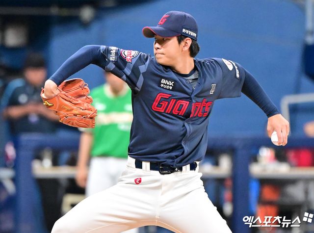 롯데 자이언츠 좌완 파이어볼러 유망주 홍민기가 20일 서울 잠실야구장에서 열리는 2025 신한 SOL Bank KBO리그 LG 트윈스와의 팀 간 12차전에 앞서 1군 엔트리에서 말소됐다. 사진 엑스포츠뉴스 DB