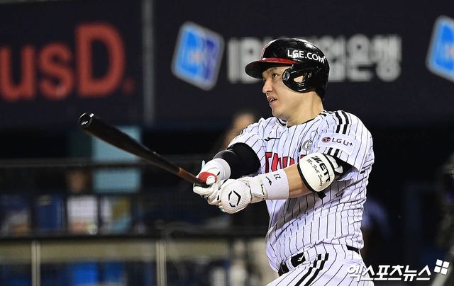 LG 트윈스 포수 박동원이 20일 서울 잠실야구장에서 열린 2025 신한 SOL Bank KBO리그 롯데와의 팀 간 12차전에서 8회말 1타점 2루타를 기록했다. 사진 박지영 기자