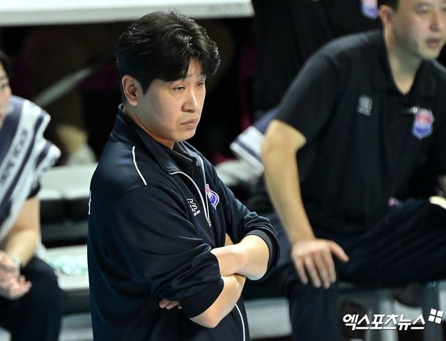 한국배구연맹(KOVO)이 폭행 혐의를 받는 김종민 한국도로공사 감독에 관한 징계 여부를 보류했다. 김종민 감독은 지난 2월 직장 내 괴롭힘을 당했다고 주장하는 같은 팀 코치로부터 고소당해 경찰 조사를 받았다. 엑스포츠뉴스DB