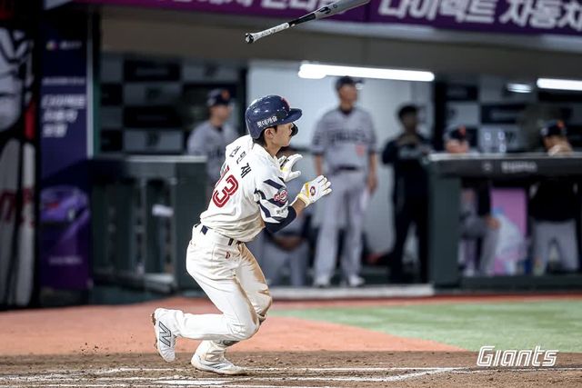 롯데 자이언츠 내야수 전민재가 20일 서울 잠실야구장에서 열리는 2025 신한 SOL Bank KBO리그 LG 트윈스와의 팀 간 12차전에 앞서 수비 훈련 중 좌측 옆구리 통증을 호소, 결장하게 됐다. 사진 롯데 자이언츠