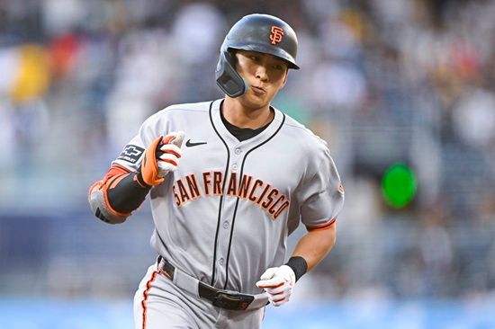 샌프란시스코 자이언츠 외야수 이정후가 20일 샌디에이고전에서 97일 만에 시즌 7호 홈런을 쏘아 올렸다. 이정후는 상대 우완 선발 닉 파베타의 2구째 포심 패스트볼을 통타해 비거리 132m짜리 대형 우중월 홈런을 날렸다. 연합뉴스