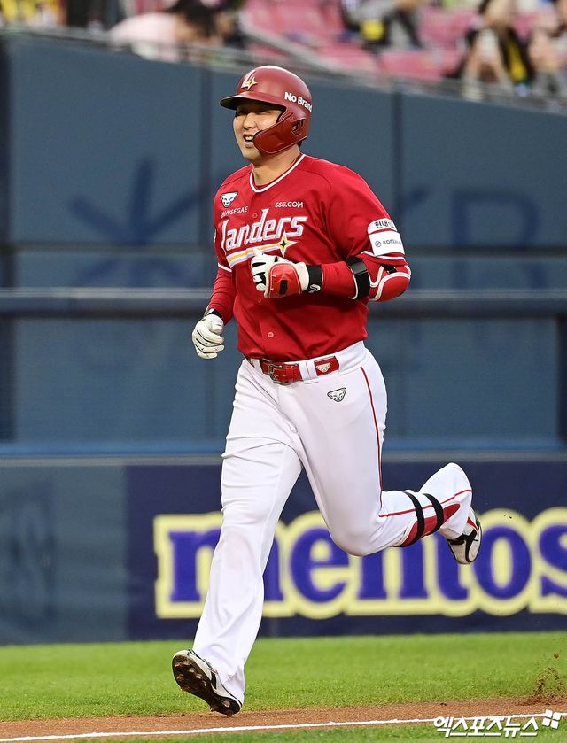 SSG 랜더스 최정이 올해 정규시즌 경기에서 홈런을 친 뒤 베이스를 돌고 있다. 엑스포츠뉴스 DB