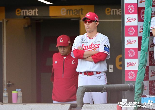SSG 랜더스 이숭용 감독이 올해 정규시즌 경기에서 선수들의 플레이를 지켜보고 있다. 엑스포츠뉴스 DB