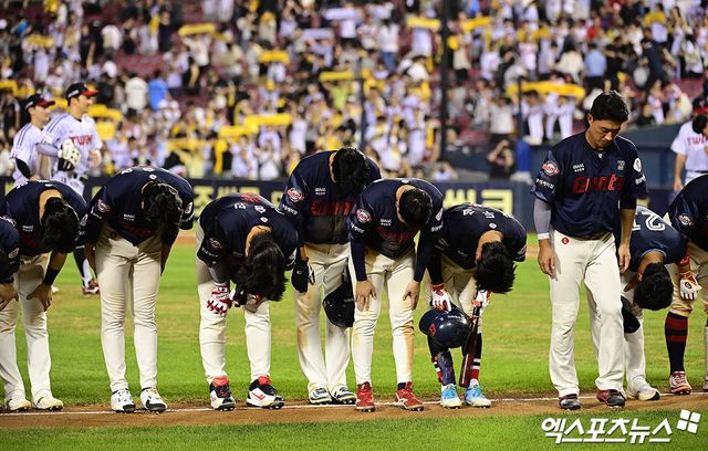김태형 감독이 이끄는 롯데 자이언츠가 20일 서울 잠실야구장에서 열린 2025 신한 SOL Bank KBO리그 LG 트윈스와의 팀 간 13차전에서 3-5로 패배, 10연패에 빠졌다. 사진 박지영 기자