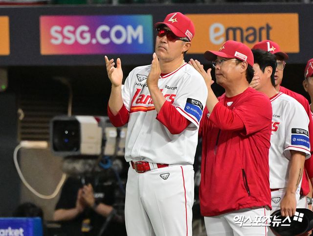 SSG 랜더스 이숭용 감독이 올해 정규시즌 경기에서 승리한 뒤 선수들에게 박수를 보내고 있다. 엑스포츠뉴스 DB