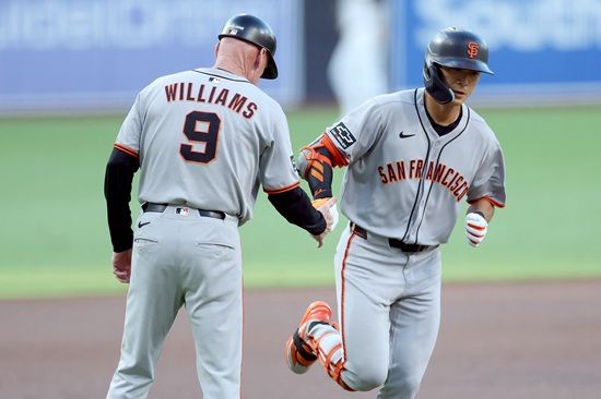 샌프란시스코 자이언츠 외야수 이정후가 20일 샌디에이고전에서 97일 만에 시즌 7호 홈런을 쏘아 올렸다. 이정후는 상대 우완 선발 닉 파베타의 2구째 포심 패스트볼을 통타해 비거리 132m짜리 대형 우중월 홈런을 날렸다. 연합뉴스