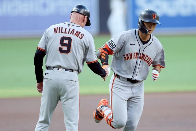 샌프란시스코 자이언츠 이정후는 20일(한국시간) 미국 캘리포니아주 샌디에이고 펫코파크에서 열린 2025 미국 메이저리그(MLB) 샌디에이고 파드리스와의 원정경기에 1번타자 겸 중견수로 선발 출전해 4타수 2안타(1홈런) 1삼진 1타점 1득점을 기록했다.&nbsp;이정후의 시즌 타율은 0.262로 상승했고, OPS(출루율+장타율)는 0.742가 됐다. AFP연합뉴스