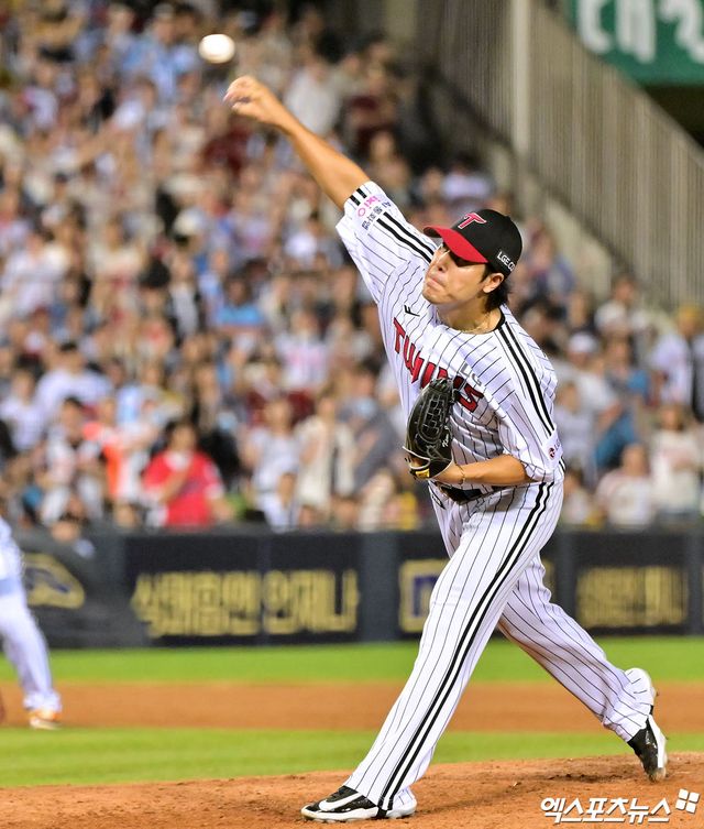 21일 오후 서울 송파구 잠실야구장에서 열린 '2025 신한 SOL Bank KBO리그' 롯데 자이언츠와 LG 트윈스의 경기, 8회초 2사 2,3루 LG 김진성이 공을 힘차게 던지고 있다. 엑스포츠뉴스 잠실, 김한준 기자