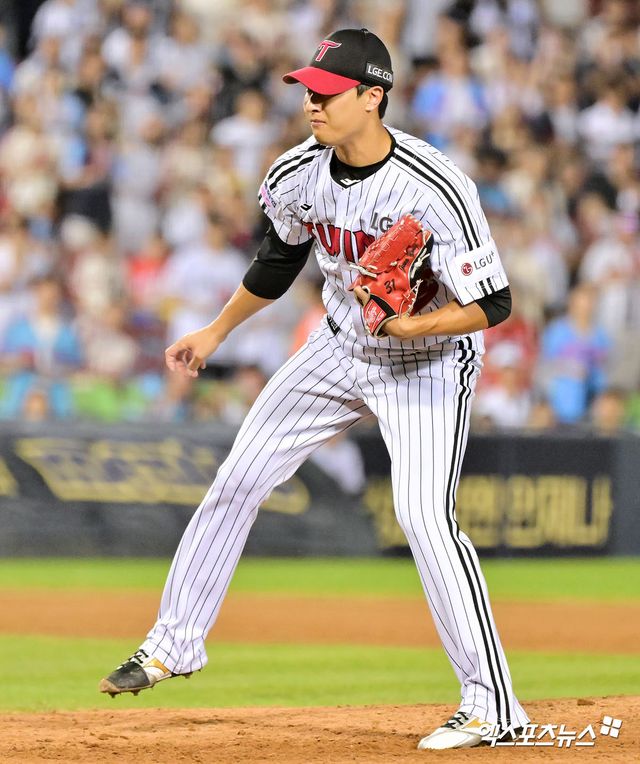 21일 오후 서울 송파구 잠실야구장에서 열린 '2025 신한 SOL Bank KBO리그' 롯데 자이언츠와 LG 트윈스의 경기, 11회초 LG 이정용이 공을 힘차게 던지고 있다. 엑스포츠뉴스 잠실, 김한준 기자