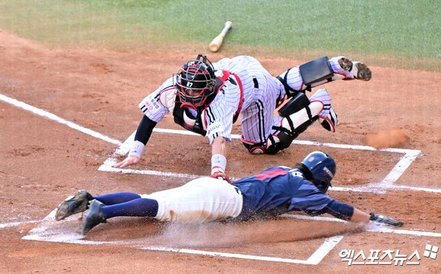 21일 오후 서울 송파구 잠실야구장에서 열린 '2025 신한 SOL Bank KBO리그' 롯데 자이언츠와 LG 트윈스의 경기, 1회초 무사 1,3루 롯데 황성빈이 고승민의 1타점 희생플라이때 득점에 성공하고 있다. 엑스포츠뉴스 잠실, 김한준 기자