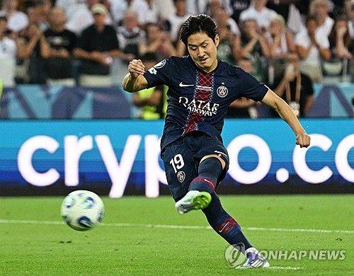 프랑스 최고 명문으로, 지난 시즌 유럽축구연맹(UEFA) 쳄피언스리그 우승팀인 소속팀 파리 생제르맹(PSG)에서 주전 경쟁에서 밀려난 이강인이 올 초부터 휩써인 이적설에서 벗어나 사실상 강제 잔류한다.&nbsp;프랑스 최고 유력지 '레퀴프'의 로익 탄지 기자는 22일 이강인이 PSG를 떠날 일이 없다고 밝혔다.&nbsp;PSG는 벤치 멤버 이강인에게 720억이라는 막대한 이적료를 책정했다. 연합뉴스