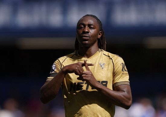 토트넘이 결국 패했다. '이적시장 북런던 더비'에서 고개를 들 수 없는 참패를 당했다. 영국 공영방송으로, 이적시장 신뢰도가 가장 높은 BBC가 윙어 에체베리 에제의 아스널 입단 소식을 알렸다. BBC는 '아스널이 에제를 데려오기 위해 크리스털 팰리스와 기본 합의를 마쳤다. 이적료는 6000만 파운드(약 1128억원)에 옵션 조항 800만 파운드(150억원)'라고 21일 보도했다. 에제는 1~2일 전만 해도 토트넘행이 유력했으나 막판 아스널이 끼어들면서 행선지를 바꿨다. 연합뉴스