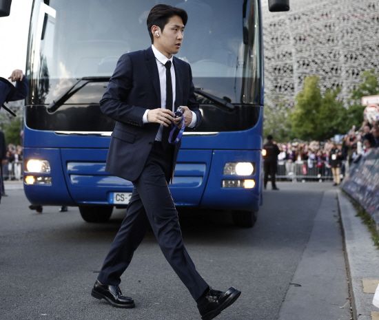 프랑스 최고 명문으로, 지난 시즌 유럽축구연맹(UEFA) 쳄피언스리그 우승팀인 소속팀 파리 생제르맹(PSG)에서 주전 경쟁에서 밀려난 이강인이 올 초부터 휩써인 이적설에서 벗어나 사실상 강제 잔류한다.&nbsp;프랑스 최고 유력지 '레퀴프'의 로익 탄지 기자는 22일 이강인이 PSG를 떠날 일이 없다고 밝혔다.&nbsp;PSG는 벤치 멤버 이강인에게 720억이라는 막대한 이적료를 책정했다. 연합뉴스