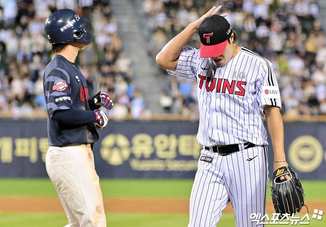 21일 오후 서울 송파구 잠실야구장에서 열린 '2025 신한 SOL Bank KBO리그' 롯데 자이언츠와 LG 트윈스의 경기, 8회초 수비를 마친 LG 김진성이 더그아웃으로 향하고 있다. 엑스포츠뉴스 잠실, 김한준 기자