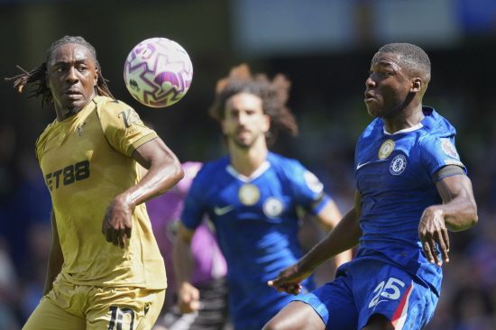 토트넘이 결국 패했다. '이적시장 북런던 더비'에서 고개를 들 수 없는 참패를 당했다. 영국 공영방송으로, 이적시장 신뢰도가 가장 높은 BBC가 윙어 에체베리 에제의 아스널 입단 소식을 알렸다. BBC는 '아스널이 에제를 데려오기 위해 크리스털 팰리스와 기본 합의를 마쳤다. 이적료는 6000만 파운드(약 1128억원)에 옵션 조항 800만 파운드(150억원)'라고 21일 보도했다. 에제는 1~2일 전만 해도 토트넘행이 유력했으나 막판 아스널이 끼어들면서 행선지를 바꿨다. 연합뉴스