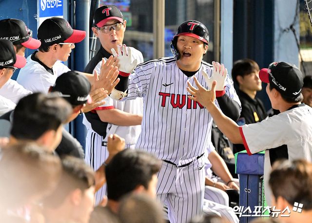 21일 오후 서울 송파구 잠실야구장에서 열린 '2025 신한 SOL Bank KBO리그' 롯데 자이언츠와 LG 트윈스의 경기, 7회말 LG 문보경이 솔로 홈런을 날린 후 기뻐하고 있다. 엑스포츠뉴스 잠실, 김한준 기자