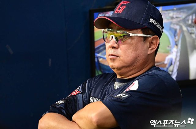 20일 오후 서울 송파구 잠실야구장에서 열린 '2025 신한 SOL Bank KBO리그' 롯데 자이언츠와 LG 트윈스의 경기, 롯데 김태형 감독이 경기를 지켜보고 있다. 엑스포츠뉴스 잠실, 박지영 기자