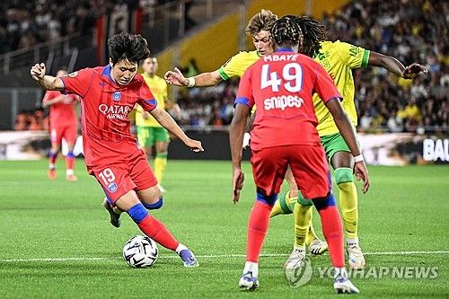 프랑스 최고 명문으로, 지난 시즌 유럽축구연맹(UEFA) 쳄피언스리그 우승팀인 소속팀 파리 생제르맹(PSG)에서 주전 경쟁에서 밀려난 이강인이 올 초부터 휩써인 이적설에서 벗어나 사실상 강제 잔류한다.&nbsp;프랑스 최고 유력지 '레퀴프'의 로익 탄지 기자는 22일 이강인이 PSG를 떠날 일이 없다고 밝혔다.&nbsp;PSG는 벤치 멤버 이강인에게 720억이라는 막대한 이적료를 책정했다. 연합뉴스