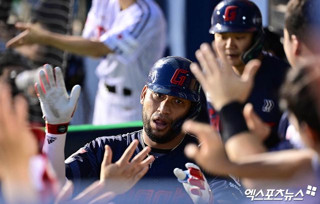 20일 오후 서울 송파구 잠실야구장에서 열린 '2025 신한 SOL Bank KBO리그' 롯데 자이언츠와 LG 트윈스의 경기, 3회초 1사 1,2루 롯데 레이예스가 LG 선발투수 손주영 상대로 역전 스리런 홈런을 때려낸 뒤 더그아웃에서 동료들과 기쁨을 나누고 있다. 엑스포츠뉴스 잠실, 박지영 기자