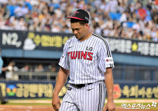 21일 오후 서울 송파구 잠실야구장에서 열린 '2025 신한 SOL Bank KBO리그' 롯데 자이언츠와 LG 트윈스의 경기, 3회초 수비를 마친 LG 치리노스가 더그아웃으로 향하고 있다. 엑스포츠뉴스 잠실, 김한준 기자