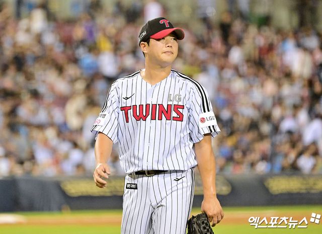 21일 오후 서울 송파구 잠실야구장에서 열린 '2025 신한 SOL Bank KBO리그' 롯데 자이언츠와 LG 트윈스의 경기, 10회초 수비를 마친 LG 함덕주가 더그아웃으로 향하고 있다. 엑스포츠뉴스 잠실, 김한준 기자