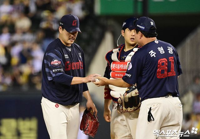 20일 오후 서울 송파구 잠실야구장에서 열린 '2025 신한 SOL Bank KBO리그' 롯데 자이언츠와 LG 트윈스의 경기, 6회말 2사 1루 롯데 선발투수 나균안이 교체되어 주형광 투수코치에게 공을 건네고 있다. 엑스포츠뉴스 잠실, 박지영 기자