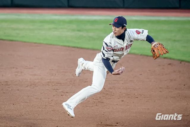 롯데는 21일 서울 잠실야구장에서 2025 신한 SOL Bank KBO리그 LG 트윈스와 원정경기를 앞두고 전민재를 1군 엔트리에서 말소, 정훈을 콜업했다. 전민재는 앞선 20일 LG와 1차전에 앞서 수비 훈련 중 좌측 옆구리 통증을 호소하고 인근 병원으로 이동했다. 당시 롯데는 선발 라인업에 전민재의 이름을 올렸으나 급히 이호준으로 선발 유격수를 변경했다. 롯데 구단 관계자에 따르면 전민재는 21일 재검진에서 좌측 내복사근 미세 손상 진단을 받았다. 약 2~3주 정도의 회복 기간이 필요할 전망이다. 롯데 자이언츠