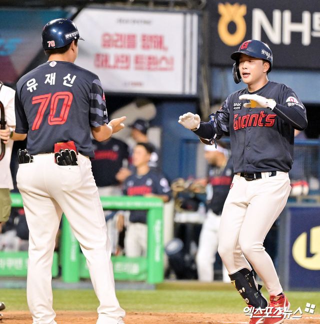 21일 오후 서울 송파구 잠실야구장에서 열린 '2025 신한 SOL Bank KBO리그' 롯데 자이언츠와 LG 트윈스의 경기, 4회초 롯데 이호준이 솔로 홈런을 날린 후 그라운드를 돌고 있다. 엑스포츠뉴스 잠실, 김한준 기자