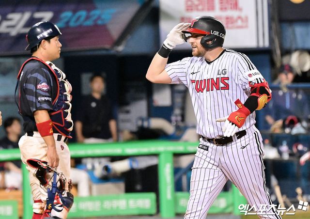 21일 오후 서울 송파구 잠실야구장에서 열린 '2025 신한 SOL Bank KBO리그' 롯데 자이언츠와 LG 트윈스의 경기, 7회말 LG 오스틴이 솔로 홈런을 날린 후 기뻐하고 있다. 엑스포츠뉴스 잠실, 김한준 기자