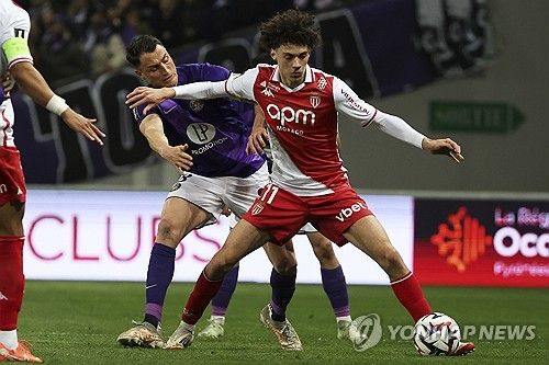 프랑스 최고 명문으로, 지난 시즌 유럽축구연맹(UEFA) 쳄피언스리그 우승팀인 소속팀 파리 생제르맹(PSG)에서 주전 경쟁에서 밀려난 이강인이 올 초부터 휩써인 이적설에서 벗어나 사실상 강제 잔류한다.&nbsp;프랑스 최고 유력지 '레퀴프'의 로익 탄지 기자는 22일 이강인이 PSG를 떠날 일이 없다고 밝혔다.&nbsp;PSG는 벤치 멤버 이강인에게 720억이라는 막대한 이적료를 책정했다. 연합뉴스