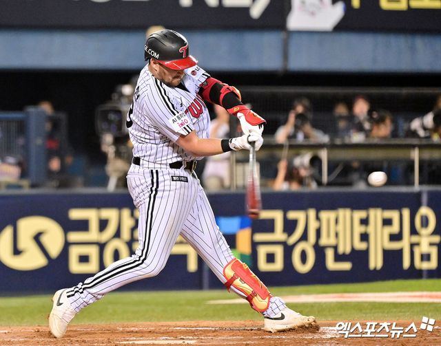 21일 오후 서울 송파구 잠실야구장에서 열린 '2025 신한 SOL Bank KBO리그' 롯데 자이언츠와 LG 트윈스의 경기, 7회말 LG 오스틴이 솔로 홈런을 날리고 있다. 엑스포츠뉴스 잠실, 김한준 기자