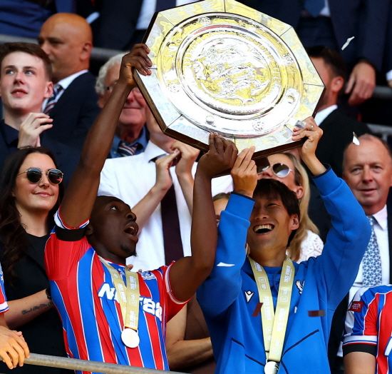 토트넘이 결국 패했다. '이적시장 북런던 더비'에서 고개를 들 수 없는 참패를 당했다. 영국 공영방송으로, 이적시장 신뢰도가 가장 높은 BBC가 윙어 에체베리 에제의 아스널 입단 소식을 알렸다. BBC는 '아스널이 에제를 데려오기 위해 크리스털 팰리스와 기본 합의를 마쳤다. 이적료는 6000만 파운드(약 1128억원)에 옵션 조항 800만 파운드(150억원)'라고 21일 보도했다. 에제는 1~2일 전만 해도 토트넘행이 유력했으나 막판 아스널이 끼어들면서 행선지를 바꿨다. 연합뉴스