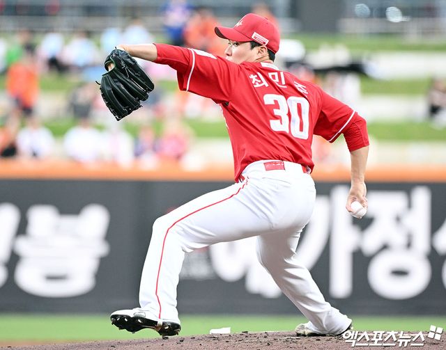 22일 오후 대전 한화생명 볼파크에서 열린 '2025 신한 SOL Bank KBO리그' SSG 랜더스와 한화 이글스의 경기, 1회말 SSG 선발투수 최민준이 공을 힘차게 던지고 있다. 엑스포츠뉴스 대전, 김한준 기자