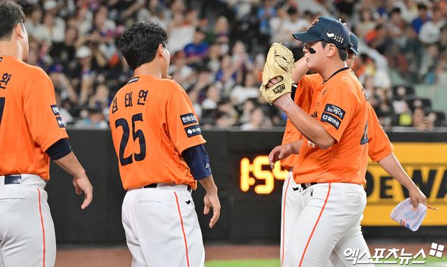 22일 오후 대전 한화생명 볼파크에서 열린 '2025 신한 SOL Bank KBO리그' SSG 랜더스와 한화 이글스의 경기, 9회초 수비를 마친 한화 김서현이 더그아웃으로 향하고 있다. 엑스포츠뉴스 대전, 김한준 기자