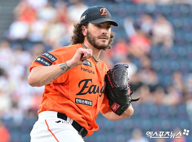22일 오후 대전 한화생명 볼파크에서 열린 '2025 신한 SOL Bank KBO리그' SSG 랜더스와 한화 이글스의 경기, 1회초 한화 선발투수 폰세가 공을 힘차게 던지고 있다. 엑스포츠뉴스 대전, 김한준 기자